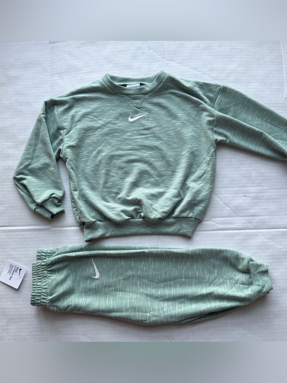 Nike Essentials Boys 2-Piece Crew Set in Flecked Steam Green Size 4T
NWT